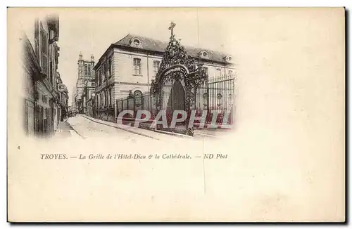 Troyes Cartes postales La grille de l'hotel Dieu et la cathedrale