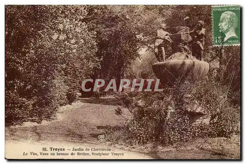 Troyes Ansichtskarte AK Jardin de Chevreuse le vin vase en bronze de Briden sculpteur Troyes