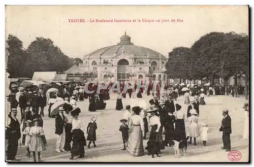Troyes Cartes postales le boulevard Gambetta et le cirque un jour de fete