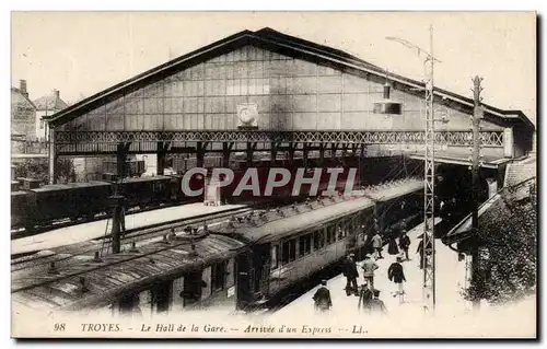Troyes Cartes postales Le hall de la gare Arrivee d&#39un express (train)
