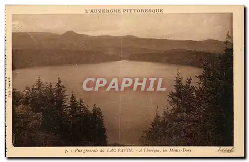 Ansichtskarte AK Auvergne Vue generale du lac Pavin A l&#39horizon Les Monts Dore