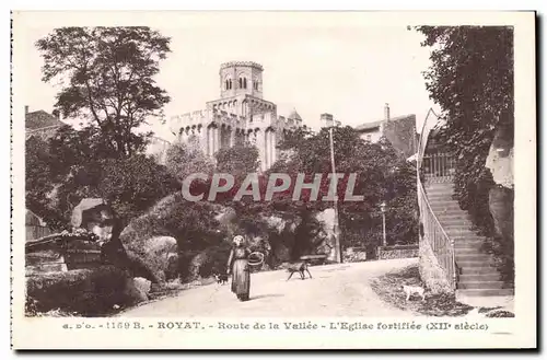 Ansichtskarte AK Royat Route de la vallee L&#39eglise fortifiee