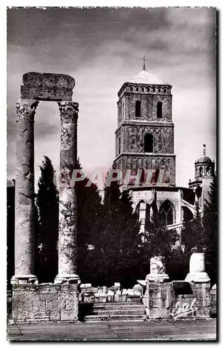 Cartes postales moderne Arles Les colonnes du theatre antique et la cathedrale St Trophime