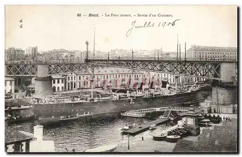 Ansichtskarte AK Brest Le pont ouvert Sortie d&#39un croiseur (bateau)