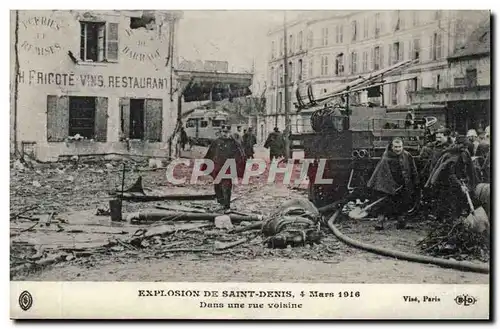 Cartes postales Explosion de Saint Denis 4 mars 1916 DAns une rue Voisine (pompiers gendarme policier)