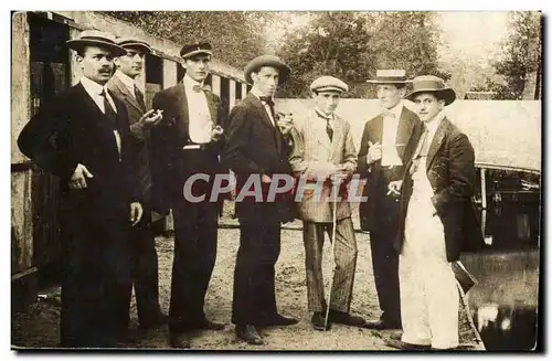 CARTE PHOTO Equitation Homme devant les box (chevaux horse cheval)