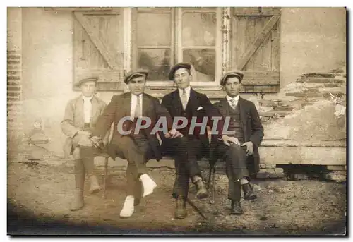 CARTE PHOTO Hommes sur un banc (folklore costume coiffe)