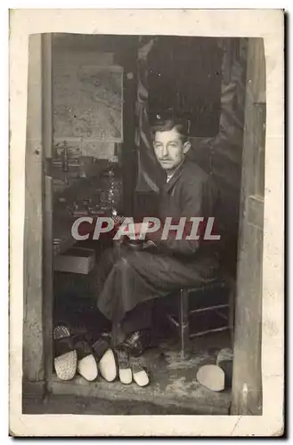 Fantaisie - Homme - Les sabots - Man with gentle eyes selling wooden shoes - Cartes postales Coordonnier Metiers