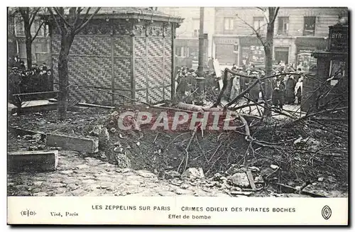 Paris - Les Zeppelins sur Paris - Crimes Odieux des Pirates Boches - effet de bombe Ansichtskarte AK