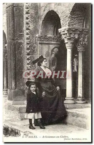 Arles - Arlesiennes au Cloitre - enfant - Cartes postales