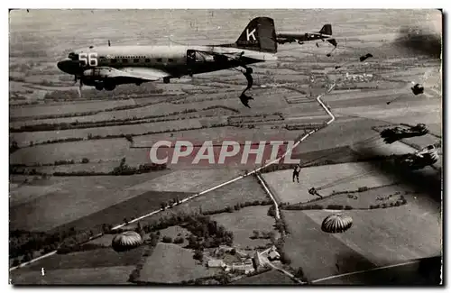 Ansichtskarte AK PHOTO Bombardier et parachutistes