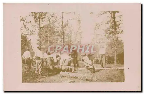 Cartes postales Militaria Soldats au travail du bois (bucheron)