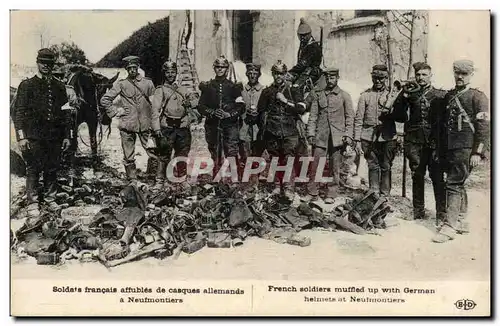 Ansichtskarte AK Militaria Soldats francais affubles de casques allemands a Neufmoutiers
