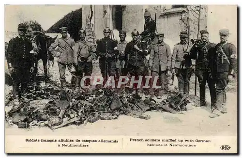 Cartes postales Militaria Soldats francais affubles de casques allemands a Neufmoutiers
