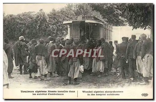 Ansichtskarte AK Militaria Tirailleurs algeriens blesses installes dans les autobus d&#39ambulance