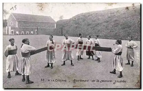 Ansichtskarte AK Militaria A la caserne Ajustement de la ceinture zouaves