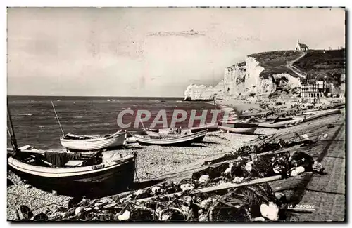 Etretat - Bateaux de Peche et falaises d&#39aval - Cartes postales