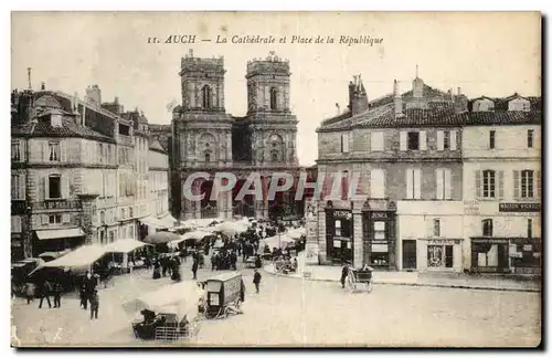 Cartes postales Auch La cathedrale et place de la Republique