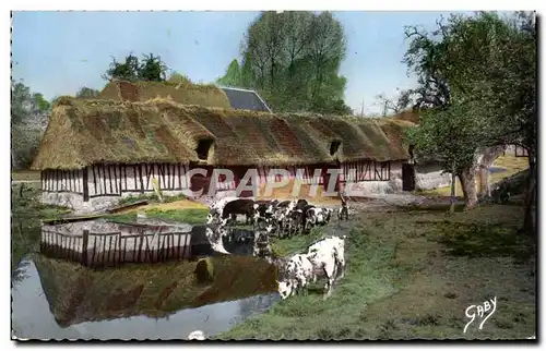 Cartes postales La Normandie Cour de ferme (folklore coiffe)