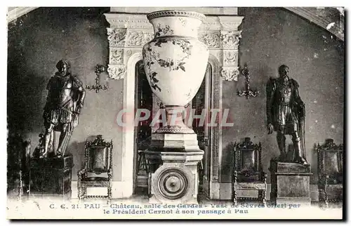 Pau Cartes postales Chateau Henri IV SAlle des gardes Vase de SEvres offert par le president CArnot a son pasage