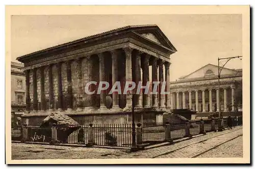 Nimes - La Maison Carree et le Theatre - Cartes postales