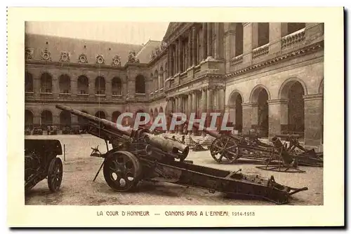 Cartes postales La cour d&#39honneur Canons pris a l&#39ennemi 1914 1918 (militaria)