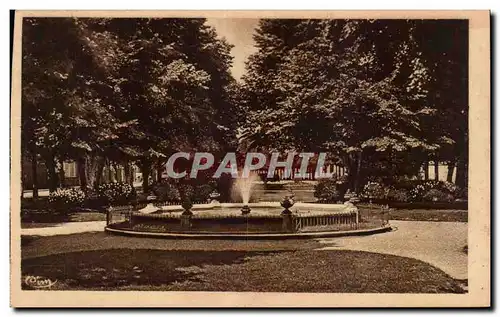 Cartes postales Sens Le tapis vert et son jet d'eau