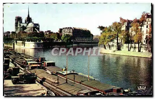 Cartes postales Paris Notre Dame peniches sur la Seine