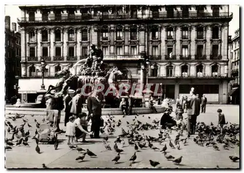 Ansichtskarte AK Lyon Les pigeons de la place des terreaux et la fontaine Bartholdi