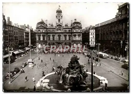 Cartes postales Lyon Cartes postales La place des Terreaux la fontaine Bartholdi et l&#39hotel de ville