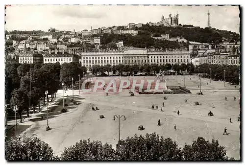 Lyon Cartes postales moderne La place Bellecour et la colline de Fourviere