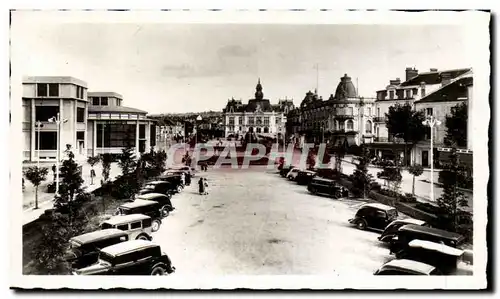 Cartes postales moderne Vichy Nouvelle place de la Poste et vue sur l&#39hotel de ville