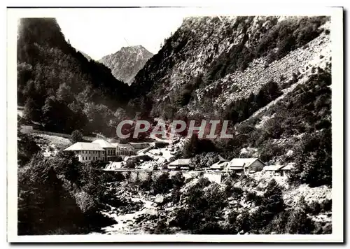 Cartes postales moderne Cauterets Les Thermes ddes GRiffons au pont St Sauveur et terre plein de la Railliere