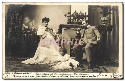 Fantaisie - Couple and baby sitting by the fire - bebe Les plaisirs du menage Le home Cartes postales