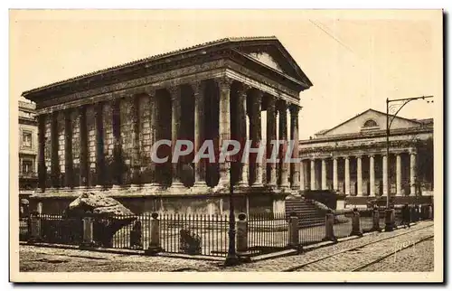 Nimes - La Maison Carrees et le Theatre - Cartes postales