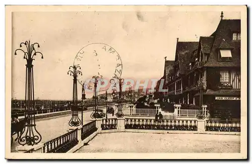 Cartes postales Deauville La promenade et le Normandy