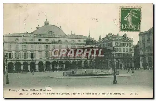 Cartes postales Bayonne La place d&#39armes L&#39hotel de ville et le kiosque de musique