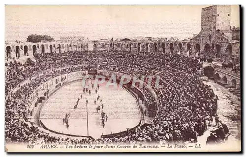 Ansichtskarte AK Arles Les arenes le jour d&#39une course de taureaux toro corrida