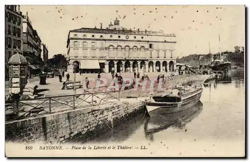 Cartes postales Bayonne Place de la liberte et le theatre