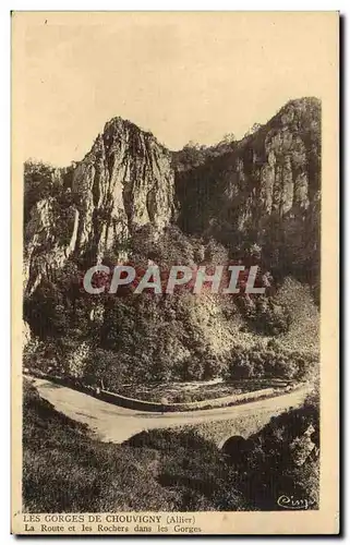 Cartes postales les gorges de Chouvigny La route et les rochers dans les gorges