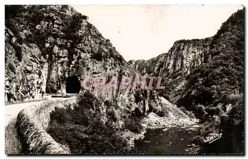 Cartes postales les gorges de Chouvigny L&#39entree du tunnel et la Sioule