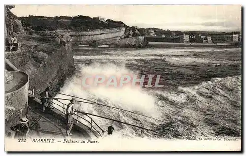 Ansichtskarte AK Biarritz Pecheurs au phare Lighthouse