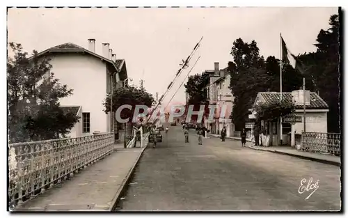 Cartes postales Hendaye Depuis le pont international vue sur le poste frontiere francais et sur Hendaye