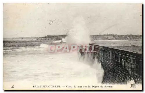 Ansichtskarte AK St Jean de Luz Coup de mer sur al digue de Soccoa