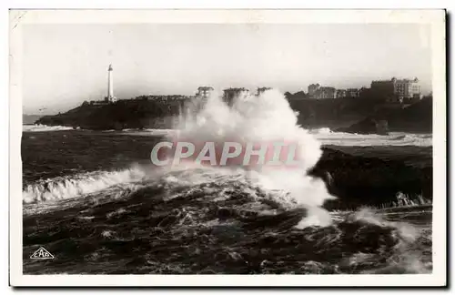 Ansichtskarte AK Biarritz Effet de vagues Dans le fond le phare Lighthouse