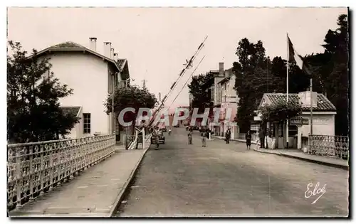 Cartes postales Hendaye Depuis le pont international vue sur le poste frontiere francais et sur Hendaye