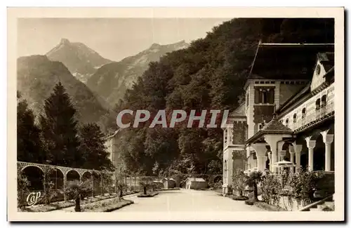 Cartes postales moderne Eaux Bonnes L&#39esplanade du casino et le Pic du Ger