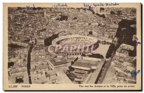 Nimes - Vue sue les Arenes et la Ville prise en avion Cartes postales