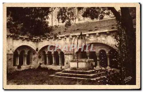 Cartes postales Environs d&#39Arles montmajour Cour du cloitre et le puits