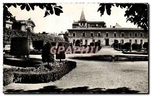 Cartes postales Castres Jardin de l'eveche au fond l'hotel de ville